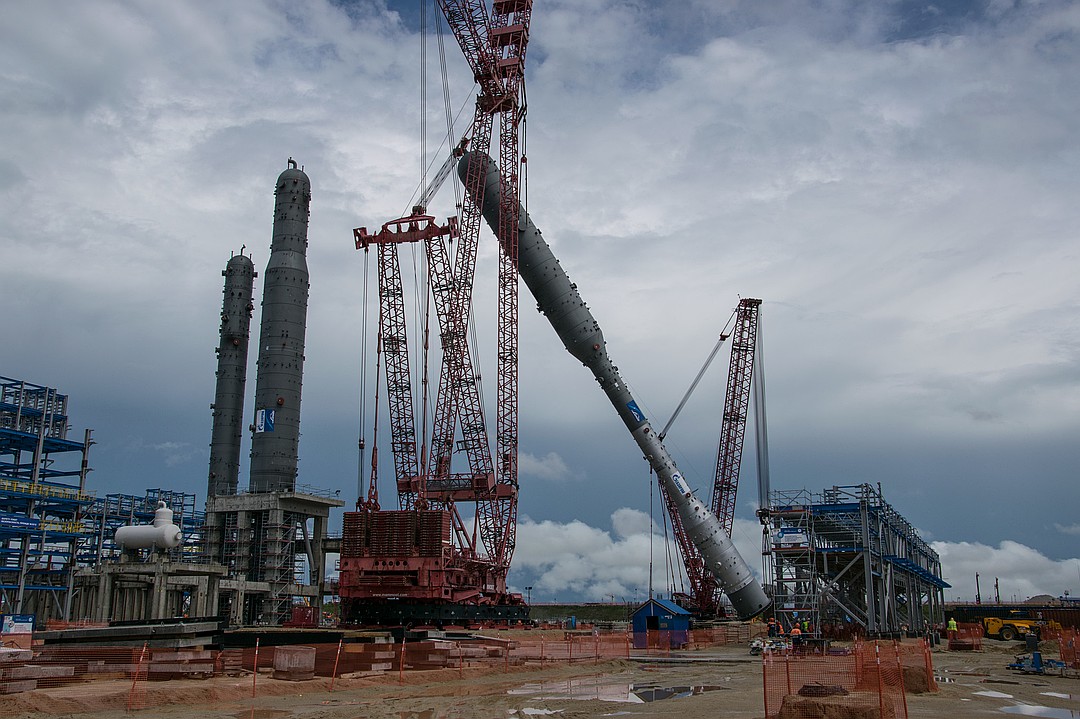 Недавно установлена колонна выделения метана (деметанизатор) — это самое крупногабаритное оборудование третьей линии Амурского ГПЗ — ООО "Газпром переработка Благовещенск"