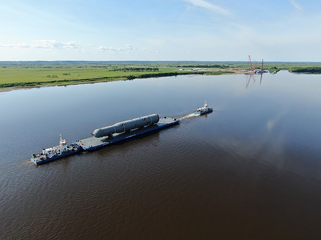 В июне 2019 года водным путем доставлено крупнотоннажное оборудование: фильтры-сепараторы, колонны выделения этана и метана, а также колонна удаления азота. —ООО "Газпром переработка Благовещенск"