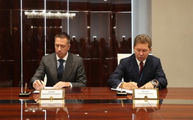 Дмитрий Конов и Алексей Миллер во время подписания