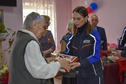 В преддверии Дня Победы сотрудники компании «Газпром переработка Благовещенск» навестили жителей свободненского дома одиноких престарелых «Ветеран».