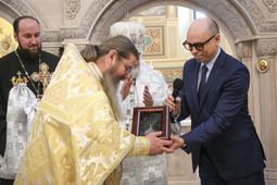 Юрий Лебедев вручает подарок настоятелю храма отцу Валерию — Казанскую икону божьей матери