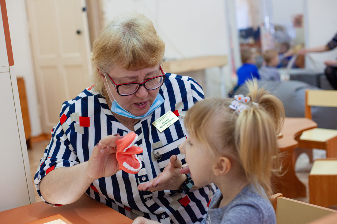 Логопед Ирина Семенова занимается с воспитанницей Свободненского приюта.