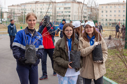 По традиции, в обустройстве Аллеи Памяти приняли участие специалисты компании «Газпром переработка Благовещенск» и учащиеся первой школы.