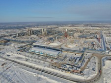 Амурский ГПЗ — один из крупнейших газоперерабатывающих заводов планеты — возводится в​ круглосуточном режиме в любую погоду. Строители работают на всех шести технологических линиях. Первые две линии готовятся к пуску в 2021 году.