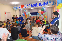 На средства сотрудников компании «Газпром переработка Благовещенск» для детей Свободного и Свободненского района приобретены несколько сотен подарков: развивающие игры, спортивный инвентарь, мыльные пузыри.