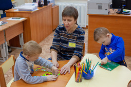 Педагог-психолог Свободненского приюта Ирина Маштакова занимается с воспитанниками.