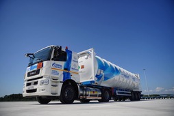 Специально разработанные по заказу «Газпрома» магистральные тягачи KAMAZ-5490 Neo оснащены пневматической подвеской, обеспечивающей необходимые условия для безопасной перевозки гелия.