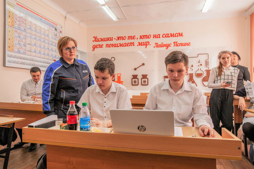 Школьники определяют кислотность напитков. Слева — начальник Центральной заводской лаборатории Амурского ГПЗ Ирина Захарова.