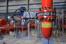 Заполнены два противопожарных резервуара по 10 тысяч кубометров каждый. Противопожарную защиту обеспечат четыре насоса с выработкой 830 куб. м воды в час и два по 500 куб. м в час. Общая заполненность противопожарного водовода — порядка 6 000 кубометров воды.