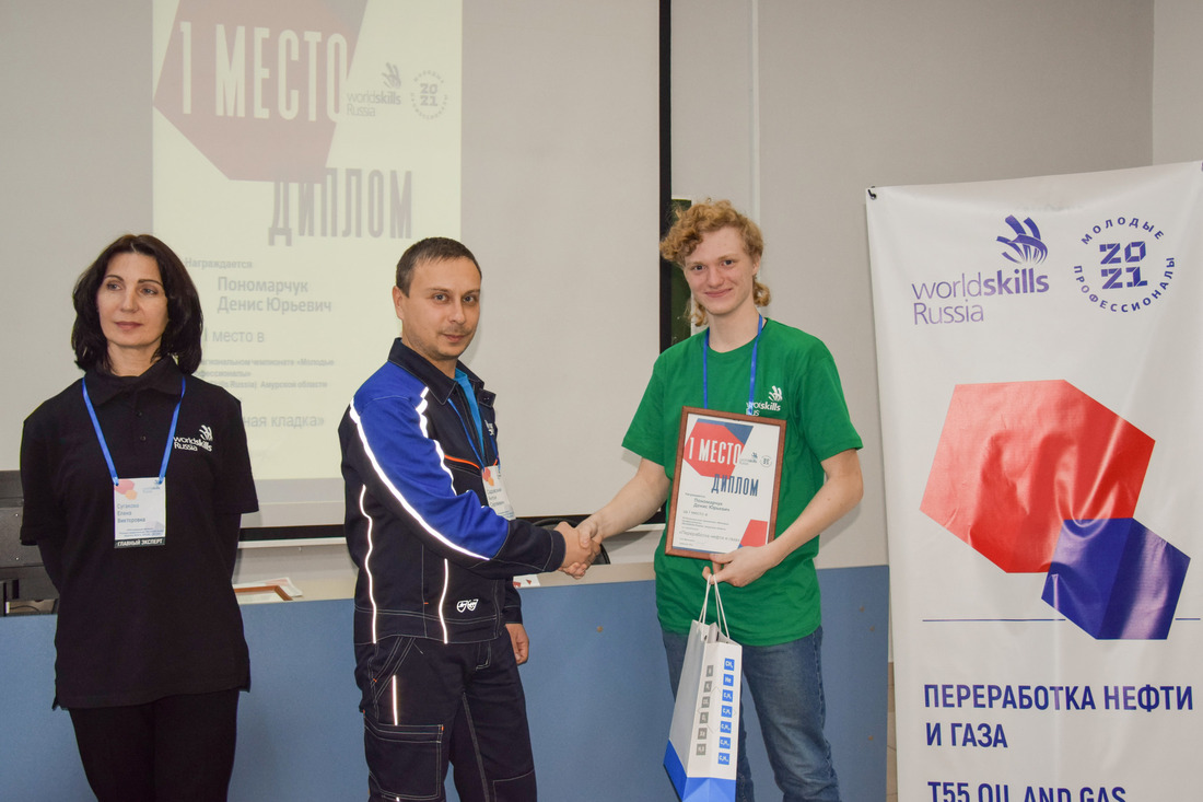 Первое место занял Денис Пономарчук (справа).