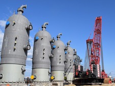 Пять агрегатов, каждый вес­ом в 230 тонн, необходимы для удале­ния влаги и примесей из природного газа, поступающего на зав­од