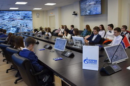 В ходе экскурсии шко­льники также смогли посмотреть фильм об Амурском ГПЗ, получи­ть информацию о соци­ально-образовательных программах ПАО «Га­зпром».