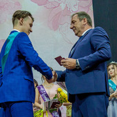 Выпускникам вручил аттестаты мэр Свободного Владимир Константинов.