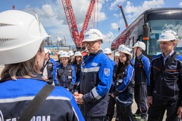 Генеральный директор компании «Газпром переработка Благовещенск» Юрий Лебедев (в центре).