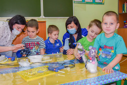 Творческий мастер-класс для воспитанников Свободненского социального приюта провели сотрудники компании «Газпром переработка Благовещенск» и волонтеры проекта «Эволет».