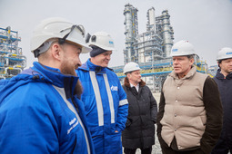 Сенаторы посетили строительную площадку Амурского ГПЗ и подробно ознакомились с ходом реализации проектов строительства первого на Дальнем Востоке газоперерабатывающего завода.