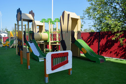 На придомовой территории оборудованы детский спортивно-игровой комплекс, парковка и зеленая зона.