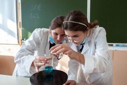 В нынешнем учебном году ученики Устьпёрской и Черниговской школ Свободненского района изучают химию и физику не только в теории.