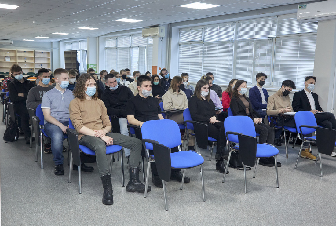 На открытии химической лаборатории в Амурском государственном университете прошла встреча генерального директора ООО "Газпром переработка Благовещенск" Юрия Лебедева со студентами ВУЗа.