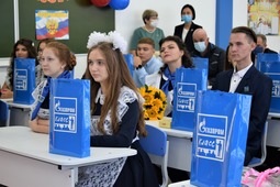 Ребятам вручили подарки с символикой завода и зачитали приветственный адрес от имени генерального директора ООО «Газпром переработка Благовещенск» Юрия Лебедева.