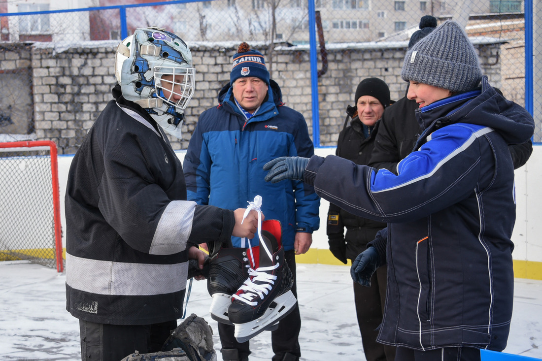Сотрудники ООО «Газпром переработка Благовещенск» вручили спортинвентарь на официальном открытии хоккейного сезона.