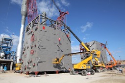 Сборка модулей в единый блок ведется при помощи крана грузоподъемностью 1600 тонн