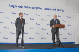 Владимир Путин и Алексей Миллер на торжественной церемонии закладки первого фундамента Амурского ГПЗ