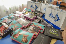 31 комплект канцелярских наборов получат в подарок от газоперерабочиков Амурского ГПЗ школьники из малообеспеченных семей города Свободного.
