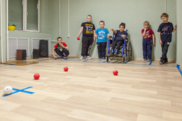 С 1984 года игра бочча — паралимпийский вид спорта. Это игра на точность с набором мячей из шести синего, шести красного и одного белого или жёлтого цвета.