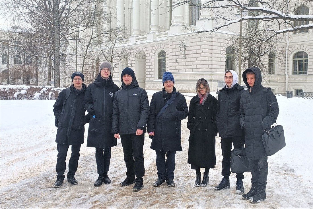 Команда свободненского "Газпром-класса" у Санкт-Петербургского политехнического университета Петра Великого.