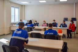 Заместитель генерального директора по производству Вадим Зуев особо отметил студентов, проходивших практику в экоаналитической лаборатории Амурского ГПЗ.