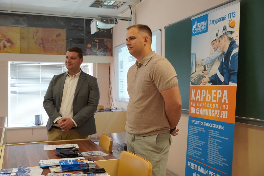 Начальник Управления главного технолога компании «Газпром переработка Благовещенск» Олег Подсвиров (справа).