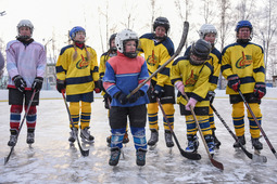 Сотрудники газоперерабатывающей компании вручили спортинвентарь на официальном открытии хоккейного сезона в минувшее воскресенье.
