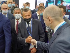 В частности, речь шла о проектах по модернизации и расширении производства на Сургутском ЗСК, Астраханском ГПЗ и производственном комплексе «Газпром нефтехим Салават». Разговор получился оживлённый и заинтересованный.