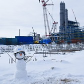 На стройплощадку Амурского ГПЗ выпал первый снег. Встречаем зиму вместе с симпатичным снеговиком-газовиком.