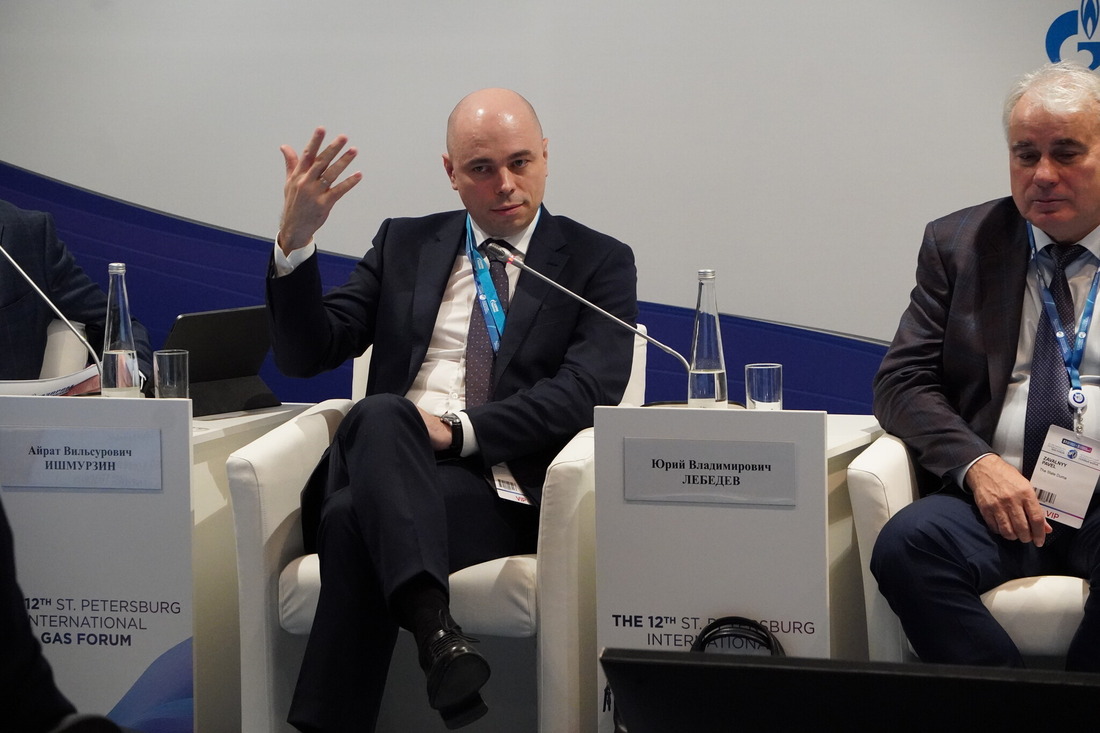 Начальник департамента ПАО «Газпром», генеральный директор ООО «Газпром переработка Благовещенск» Юрий Лебедев (слева).