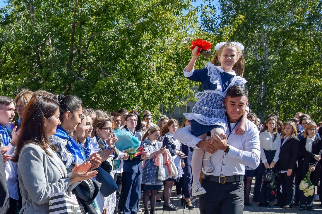 Торжественная линейка в школе №1 г. Свободного.