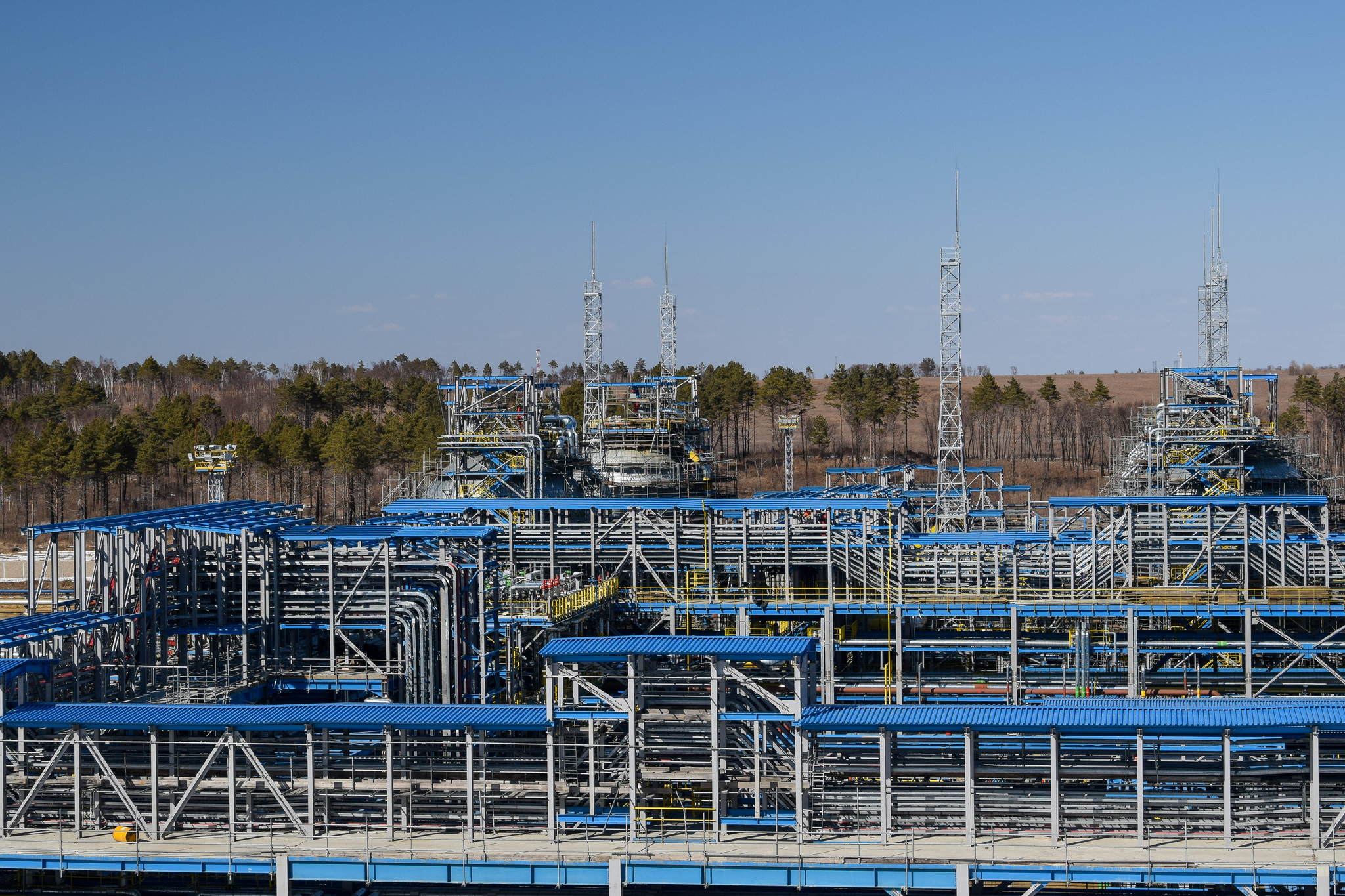 Московский газоперерабатывающий завод. Парк сжиженных газов Астраханский ГПЗ. Шаровые резервуары АГПЗ. Газоперерабатывающий завод в Выборге. Резервуарный парк Астраханского ГПЗ.